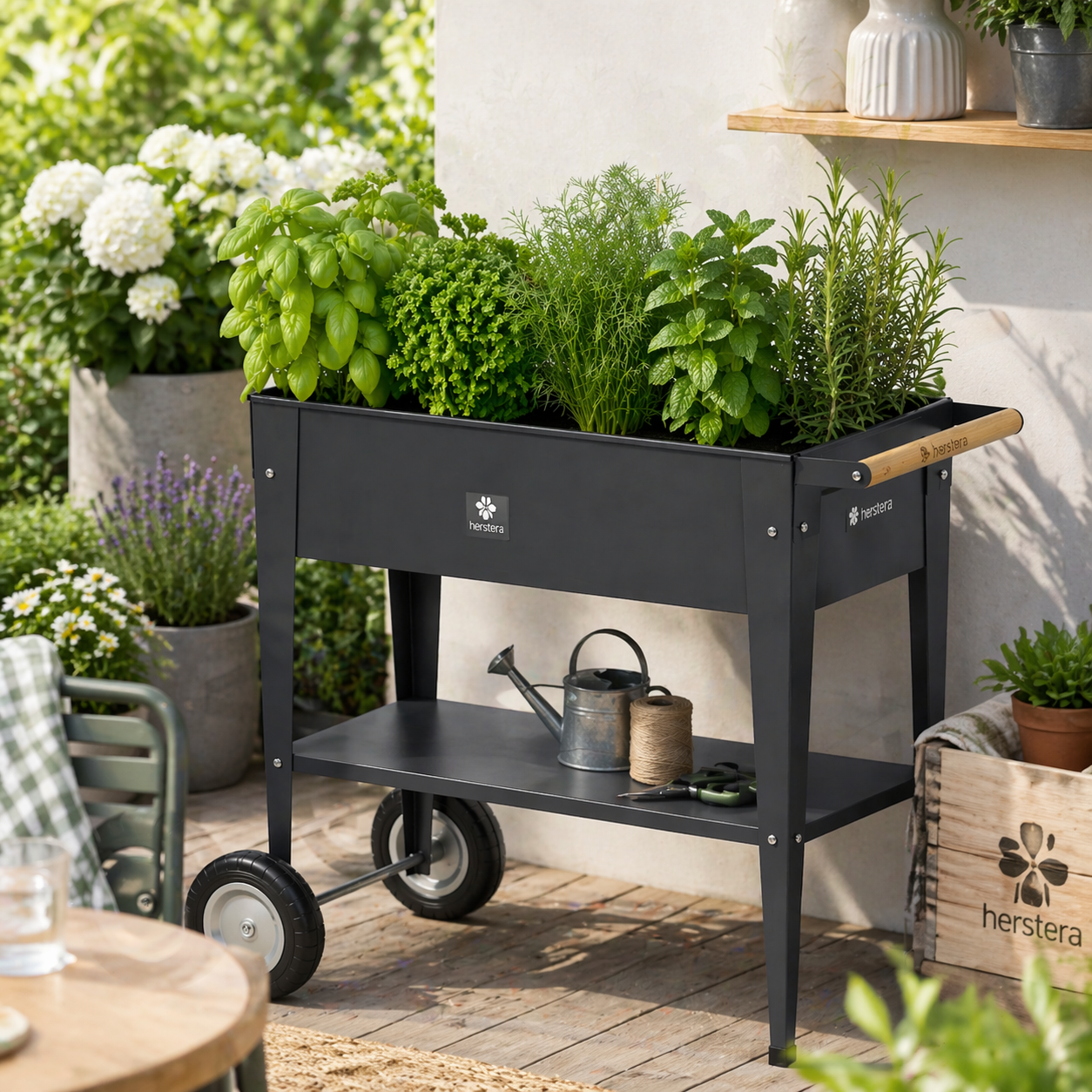 Herstera Urban Garden Trolley Hochbeet auf Rädern in Anthrazit mit Kräutern auf Balkon Terrasse